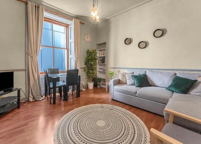 Central, Cozy 2Br-1Ba-Haymarket - With Parking